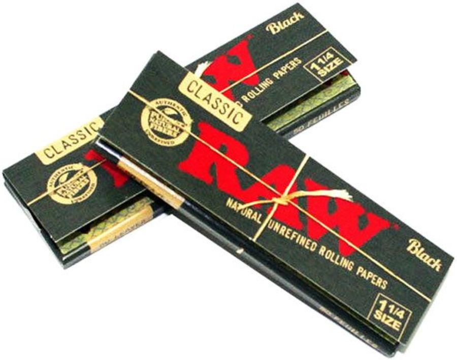 RAW Black Classic 1 1/4 Classic Rolling Papers